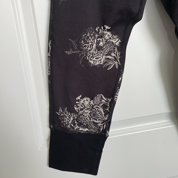 RYU Black athletic capri leggings with white rose print on front and back Size M - Picture 4 of 5
